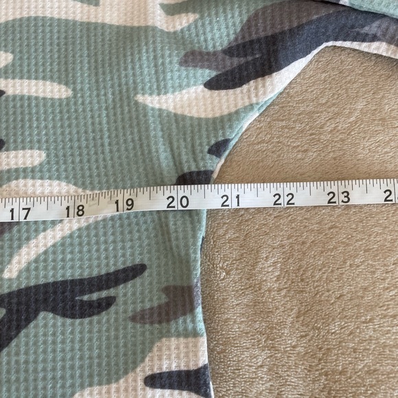 Camouflage Longsleeve Relaxed Turtleneck - Size M - Picture 9 of 11